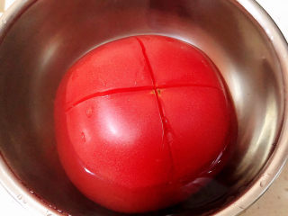 4、平菇豆腐汤,西红柿在开水里烫一下，剥去外皮。