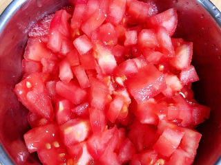 5、平菇豆腐汤,西红柿切成小块儿待用。