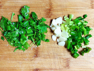 6、平菇豆腐汤,准备好小葱、蒜、香菜，切好待用。