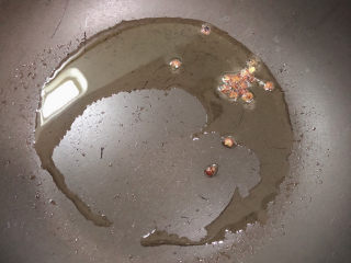 7、平菇豆腐汤,锅中倒入油，加热至五成热，煸香花椒粒。