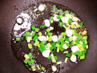 8、平菇豆腐汤,放入小葱和蒜煸香。