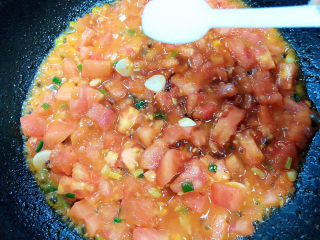 11、平菇豆腐汤,再加入一勺盐，翻炒均匀。