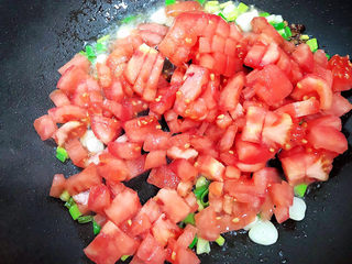 9、平菇豆腐汤,放入西红柿，翻炒均匀。