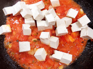 12、平菇豆腐汤,加入豆腐块儿。