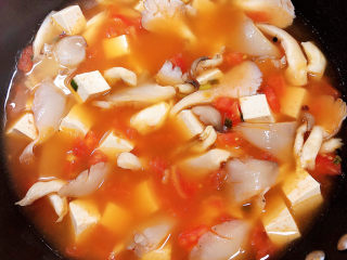 14、平菇豆腐汤,加入800ml水，炖煮。