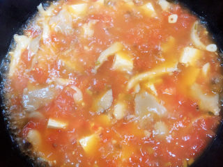 15、平菇豆腐汤,大约炖煮5分钟左右。