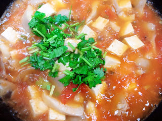 16、平菇豆腐汤,撒上香菜末。