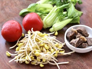 1、番茄牛腩面,首先准备好所有的浇头食材,牛腩是过年的时候就炖好了,青菜和黄豆芽摘洗干净。