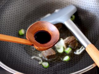 4、番茄牛腩面,加入生抽调味调色。