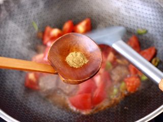 6、番茄牛腩面,加入花椒粉增加口感。