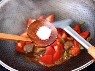 7、番茄牛腩面,再根据个人口味,加入适量的盐调味。