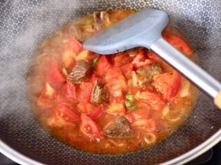 8、番茄牛腩面,大火继续快速翻炒至所有的食材调料混合均匀。