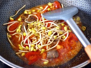 9、番茄牛腩面,这个时候加入黄豆芽,继续大火快速翻炒片刻。