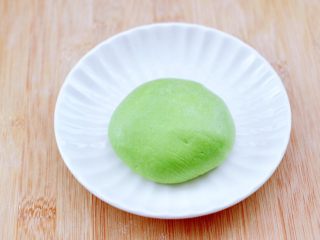 13、番茄牛腩面,菠菜叶洗净后榨汁过滤,加入麦芯粉和成面团,松弛半个小时。