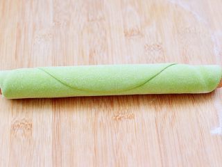 14、番茄牛腩面,松弛好的面团,用擀面杖擀成圆形大薄片。