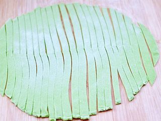 15、番茄牛腩面,用刀切成自己喜欢的宽窄面条。