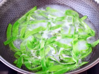 16、番茄牛腩面,锅中倒入适量的清水烧开,把擀好的面条放入锅中煮熟。