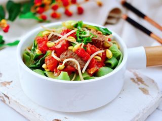 17、番茄牛腩面,捞出的面条过冷水后沥干放入碗中,上面浇上做好的浇头即可食用了,好吃到哭,老公一口气吃了两碗。