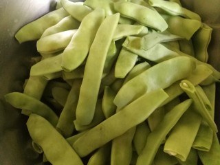 2、绿油豆炖五花肉,鲜嫩绿油豆，摘头尾洗净