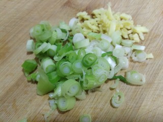 4、绿油豆炖五花肉,葱，姜切碎。