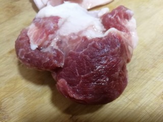 5、绿油豆炖五花肉,取一块儿五花肉，化软