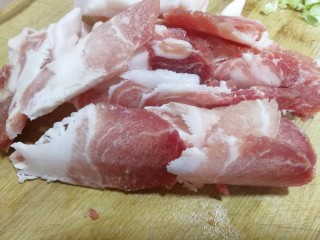 6、绿油豆炖五花肉,切成薄片，冷冻后更好切