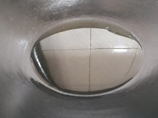 7、绿油豆炖五花肉,起锅，放多一点的油，我用炸好的熟油入锅。