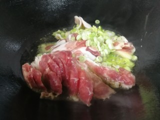 8、绿油豆炖五花肉,冷油放入肉片，葱花，姜末