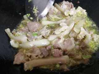 9、绿油豆炖五花肉,大火慢慢煸炒至肉变色，出香味儿