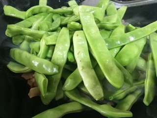 10、绿油豆炖五花肉,然后改中小火放入绿油豆