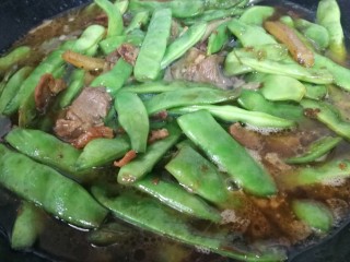 16、绿油豆炖五花肉,添水，与菜持平