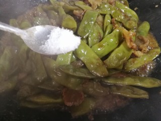18、绿油豆炖五花肉,汤汁收好，放半小勺味精提味