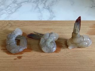 6、丝瓜酿虾,虾尾穿过这个开口，卷成虾球。