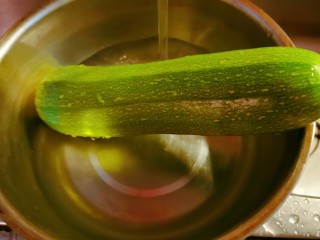 2、醋溜西葫芦,小西葫去掉两端 用2克盐搓洗干净