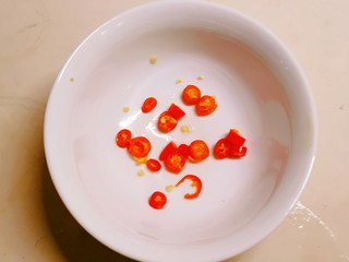 3、醋溜西葫芦,红尖椒切小圈