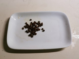 8、醋溜西葫芦,将炸好的花椒捞出