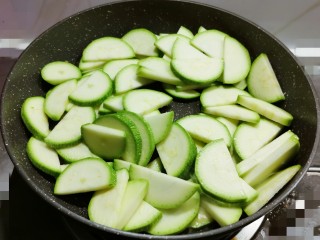 9、醋溜西葫芦,锅中留下香香的花椒油 继续加热 放入西葫片