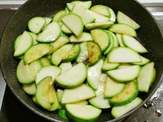 10、醋溜西葫芦,翻炒至变软