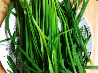 2、韭菜炒豆芽,韭菜摘好了,洗净待用。