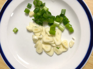 4、韭菜炒豆芽,葱蒜切好待用。