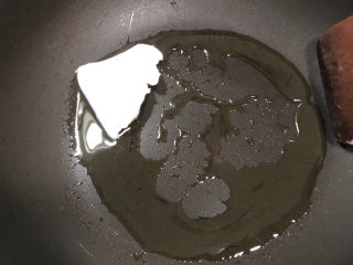 6、韭菜炒豆芽,锅中放入猪油,慢慢融化。