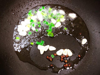 8、韭菜炒豆芽,放入葱蒜爆香。