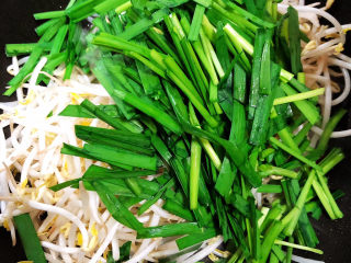11、韭菜炒豆芽,放入韭菜段儿,翻炒均匀。