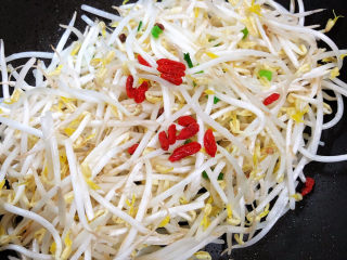 10、韭菜炒豆芽,放入枸杞子。