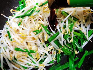 13、韭菜炒豆芽,加入耗油翻炒均匀。