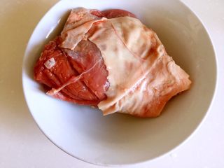 1、西红柿牛腩汤,牛腩洗净。