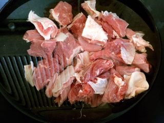 3、西红柿牛腩汤,凉水下锅，焯去血沫。