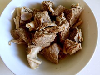 4、西红柿牛腩汤,捞出洗净沥干水分。