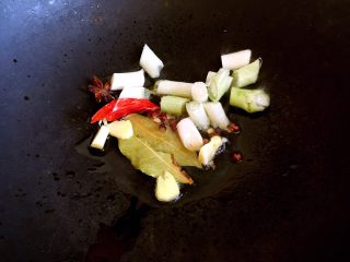 6、西红柿牛腩汤,锅内放油烧热，放入配料爆香。