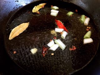 7、西红柿牛腩汤,添4大碗清水。